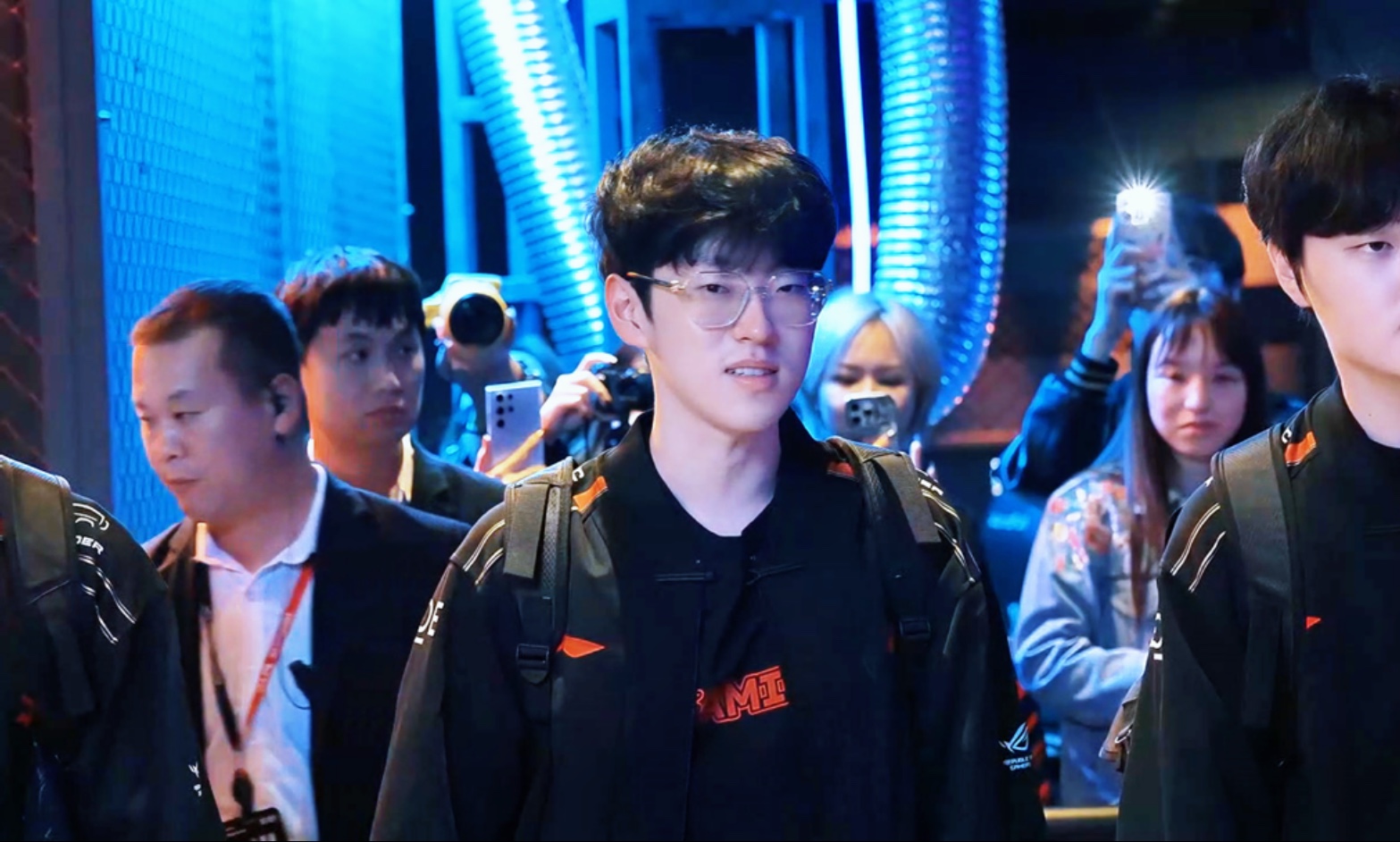 爱游戏-Scout重返赛场，出色防守首场状态出色，法国队观众沸腾！